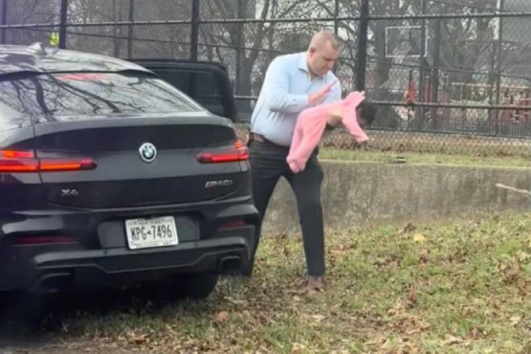Hero Officer Saves Choking Baby During Rush Hour Traffic &mdash; Incredible Real-Time Footage